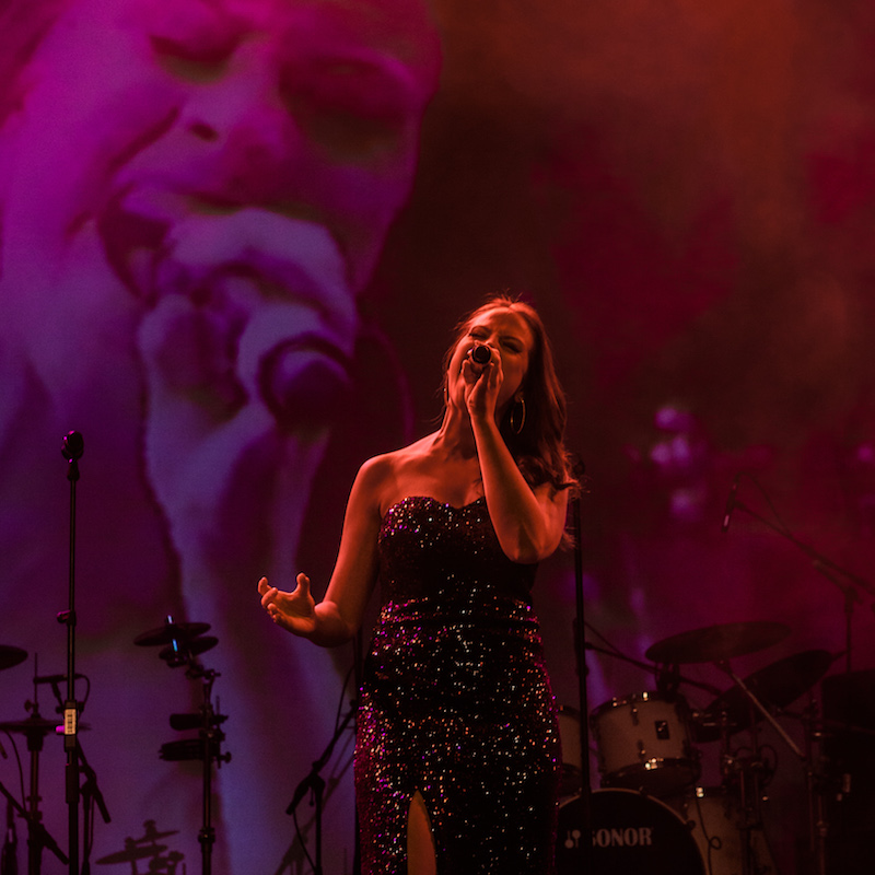 Sara Dähn singt live auf der Bühne